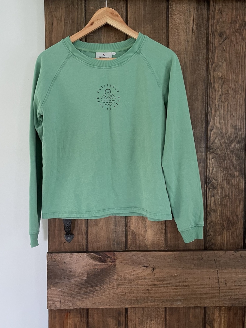 Passenger Made to Roam Embroidered Crewneck Mountain Motif Sweatshirt Small